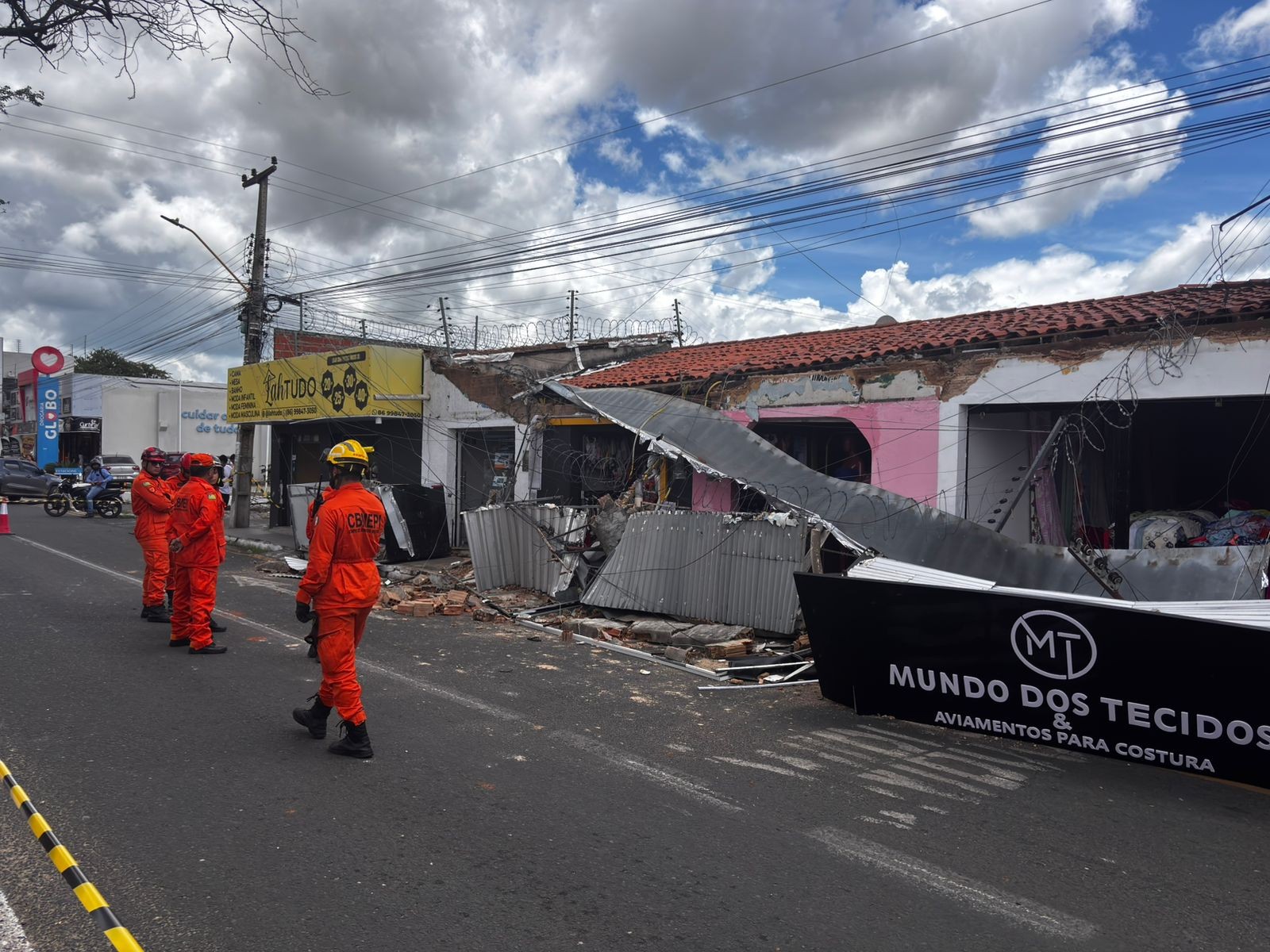 Estrutura desaba, atinge idoso e deixa funcionários presos em lojas em avenida no Dirceu; via é interditada