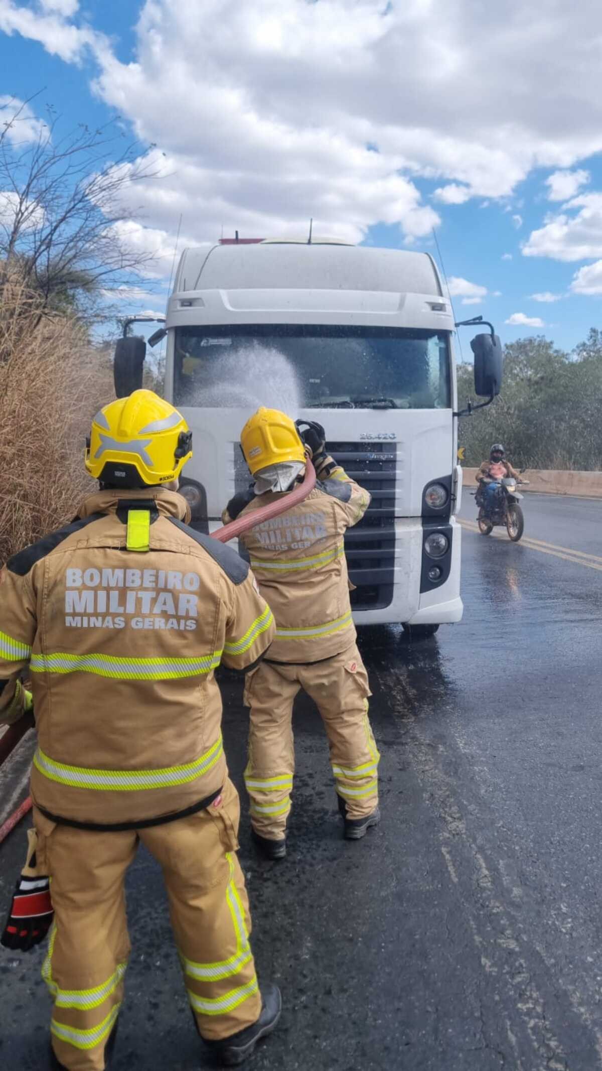 Princípio de incêndio atinge carreta que transportava caminhões do Corpo de Bombeiros de Pernambuco na BR-251