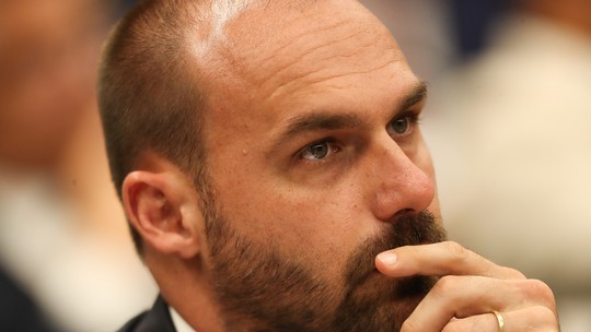 Entenda a diferença entre asilo, exílio e refúgio no direito internacional - Termos voltaram ao noticiário com as saídas do Brasil dos deputados licenciados Eduardo Bolsonaro (PL-SP) e Carla Zambelli (PL-SP). Apenas Zambelli é condenada pela Justiça.