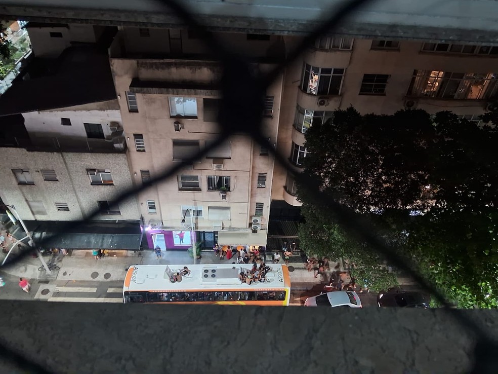 Passageiros no teto de ônibus na Avenida Nossa Senhora de Copacabana na noite deste domingo (21) — Foto: Arquivo pessoal