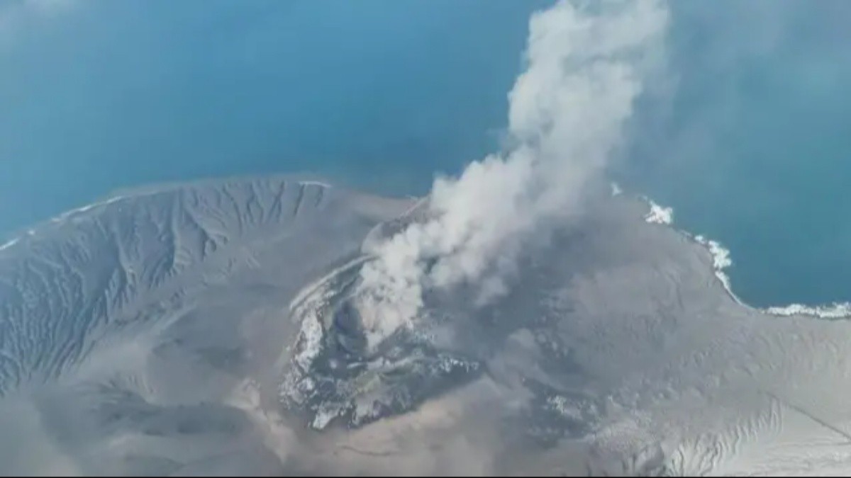 Vulcão 'filhote do Krakatoa' entra em erupção na Indonésia, afeta voos na Ásia e deixa 150 mil passageiros retidos
