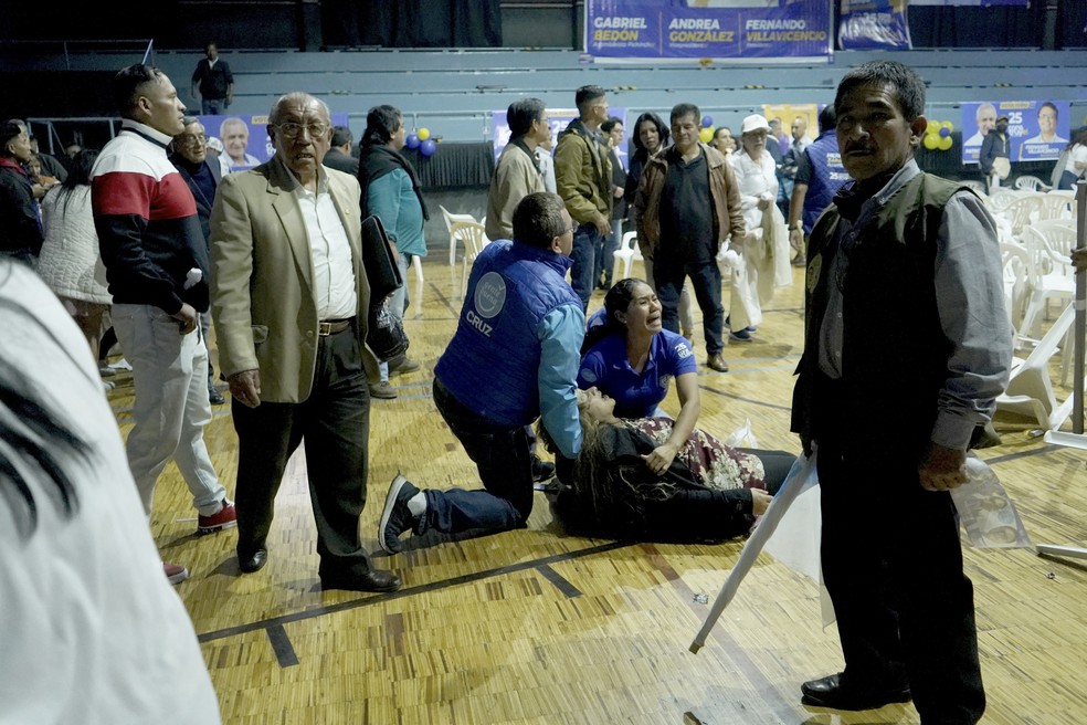 Uma mulher atingida por tiros após comício de Fernando Villavicencio, candidato a presidente que foi assassinado — Foto: AFP