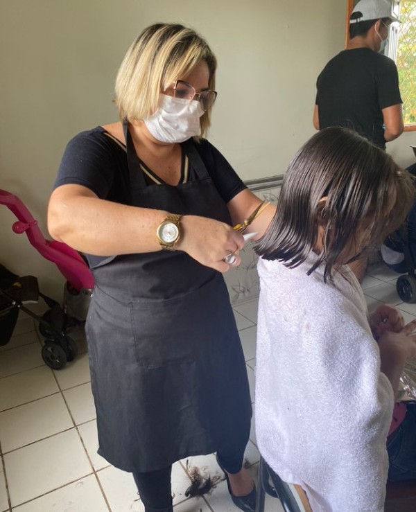 Dona de salão de beleza faz ação social com cortes de cabelo gratuitos para  arrecadar alimentos ao Educandário Santa Margarida, Acre