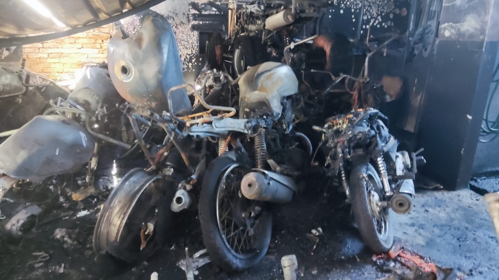 FOTOS: veja como ficou oficina após incêndio que destruiu mais de 30 motos no interior de SP; funcionária se feriu