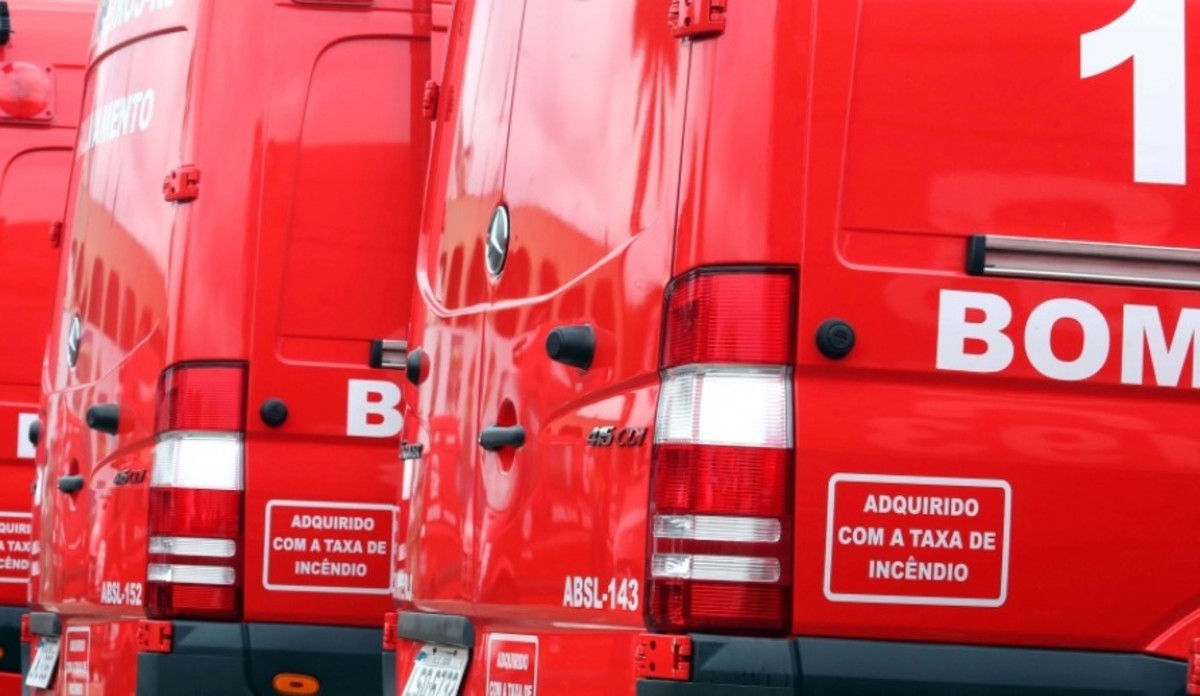 Acidente entre dois carros mobiliza Corpo de Bombeiros em Volta Redonda
