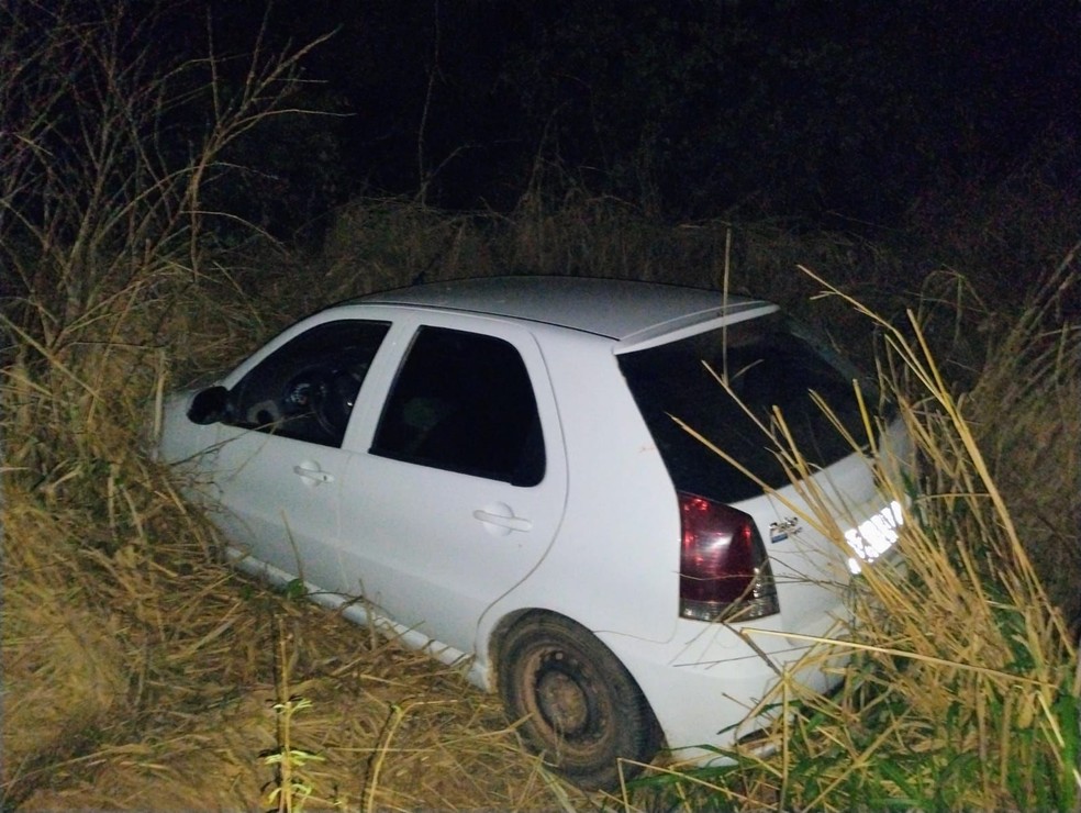 Suspeito foi encontrado morto dentro do próprio carro, às margens de uma estrada — Foto: Divulgação