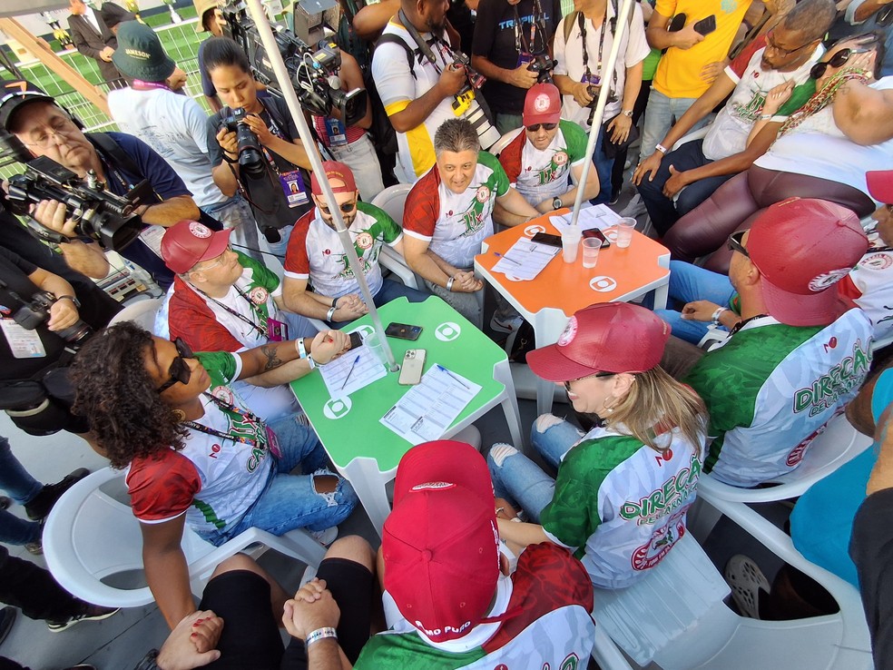 Mesa da Mocidade Alegre de mãos dadas no último quesito — Foto: Gustavo Honório/g1