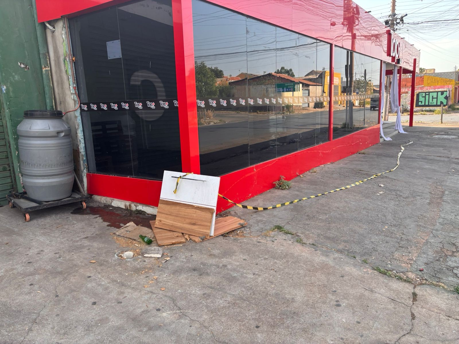 Casa de shows pega fogo em Cuiabá