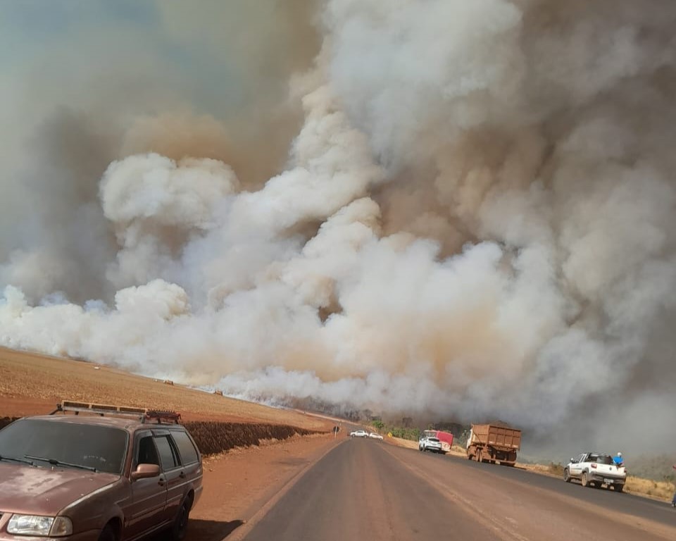 Incêndio causa 'parede de fumaça' ao atingir canavial e reserva ambiental no interior de MG