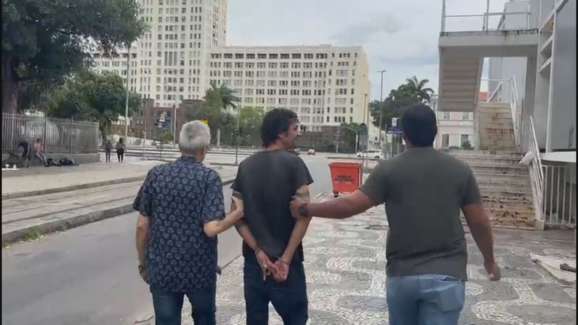 Homem é preso por suspeita de gravar sexo sem autorização e cobrar para não divulgar, diz polícia