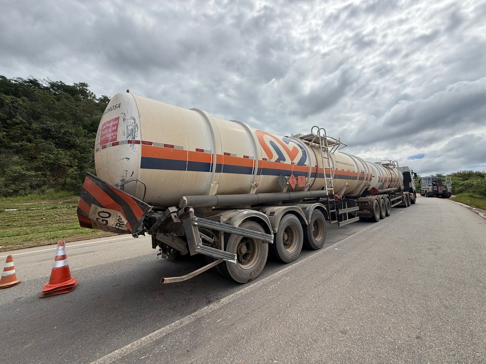 Caminhão bate na traseira de carreta com álcool e motorista morre na BR-262, em Pará de Minas 