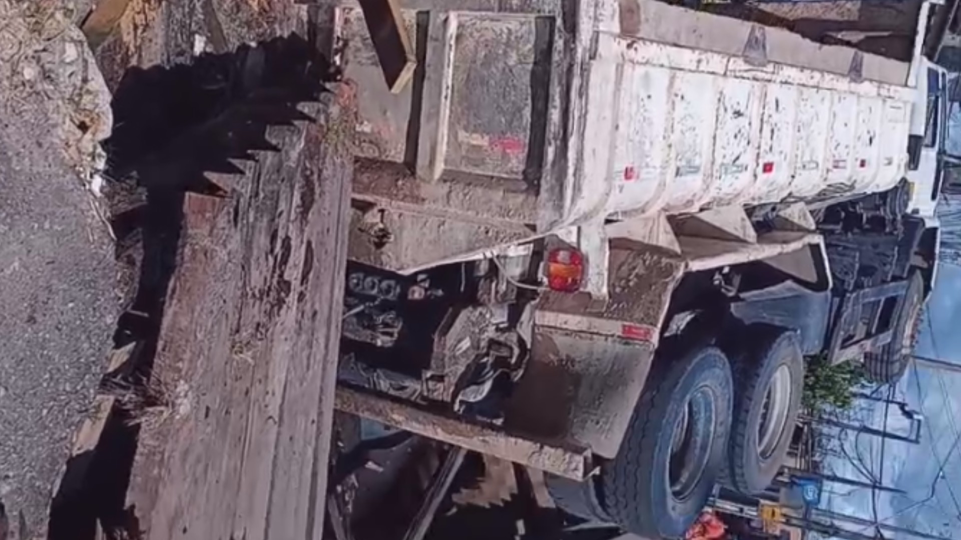 Caminhão cai em canal após ponte de madeira desabar na Terra Firme, em Belém