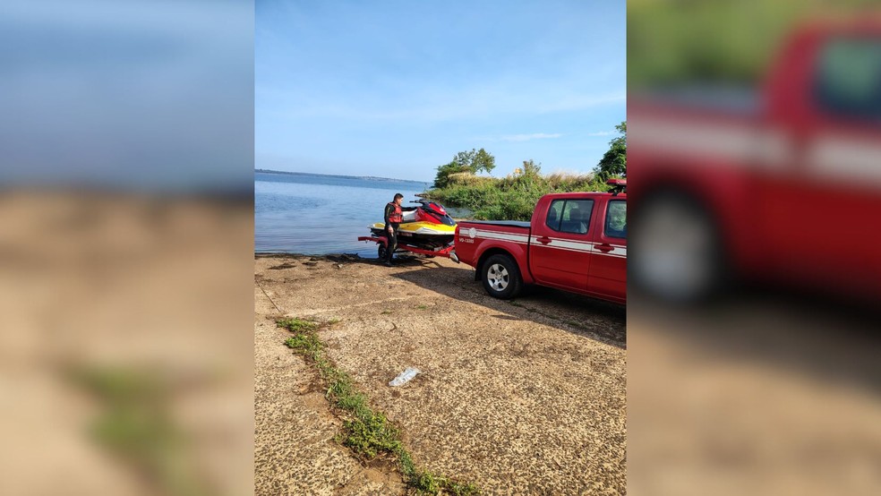 Homem desaparece no Rio Paraná durante pescaria submersa em Rubinéia (SP) — Foto: Corpo de Bombeiros/Divulgação