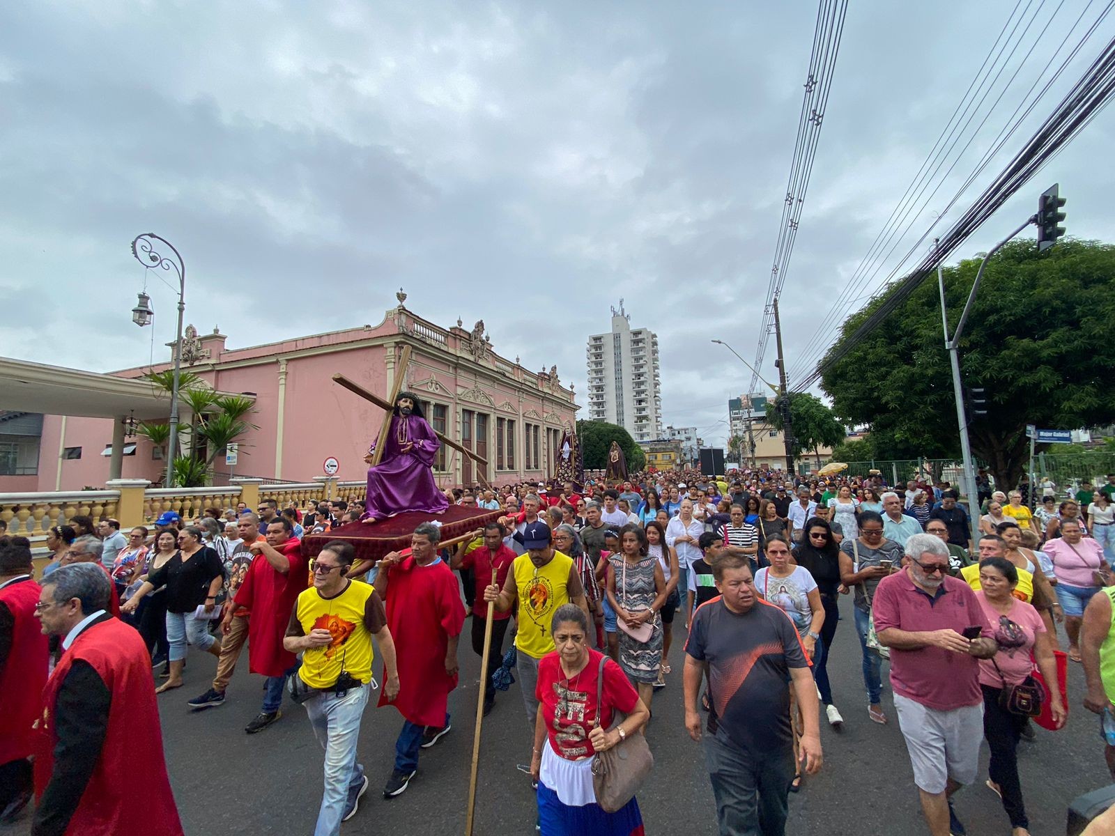 Cerca de 20 mil fiéis caminham por ruas durante a tradicional Procissão da Via-Sacra, em Manaus