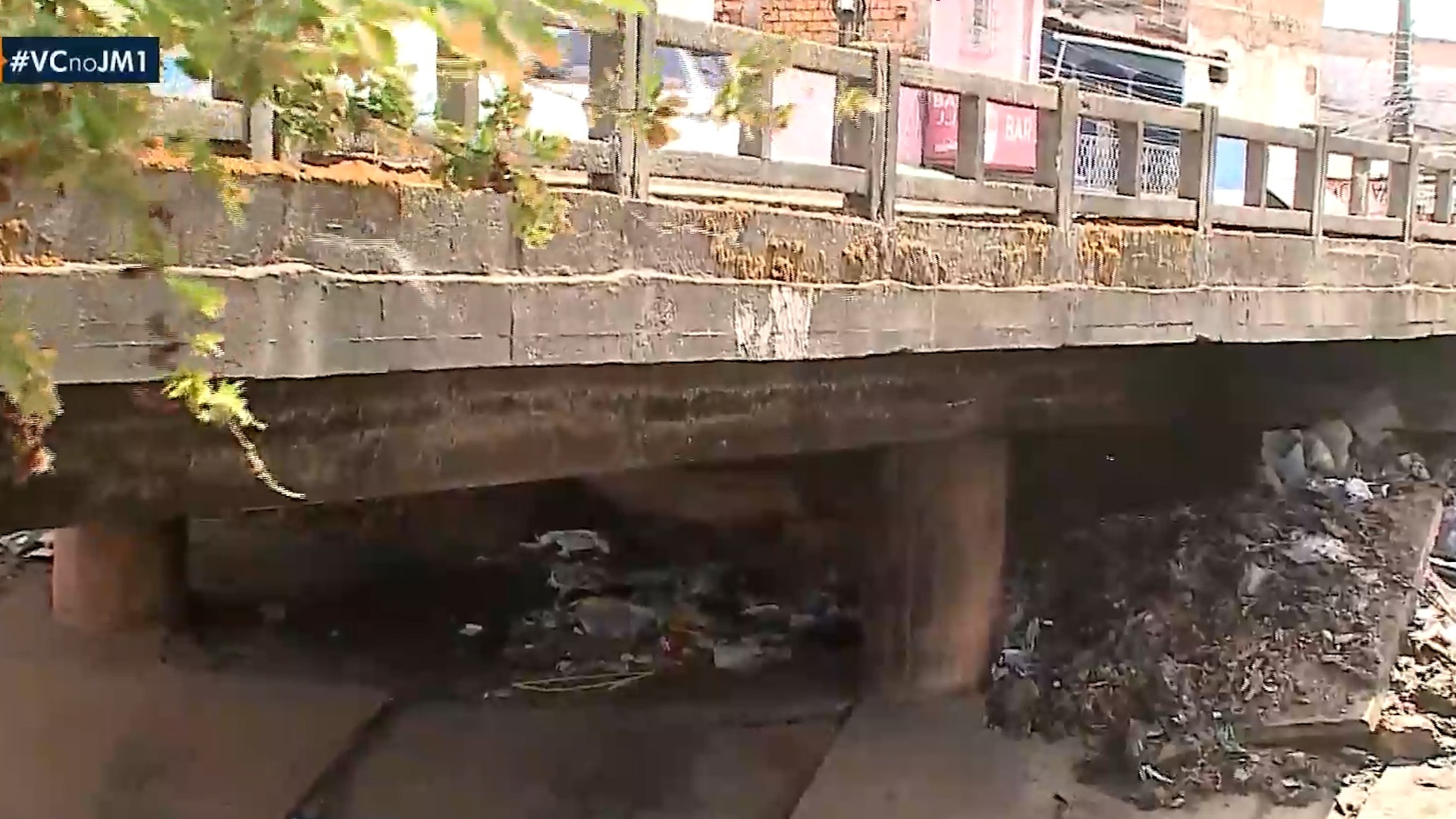 Ponte sobre córrego no bairro da Areinha, em São Luís, está em situação precária