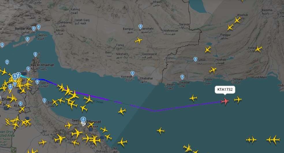 1 de 1
Imagem mostra rota do voo KTA1732, que desapareceu no mar antes de chagar ao destino final, Karachi &mdash; Foto: Flightradar / Reprodu&ccedil;&atilde;o