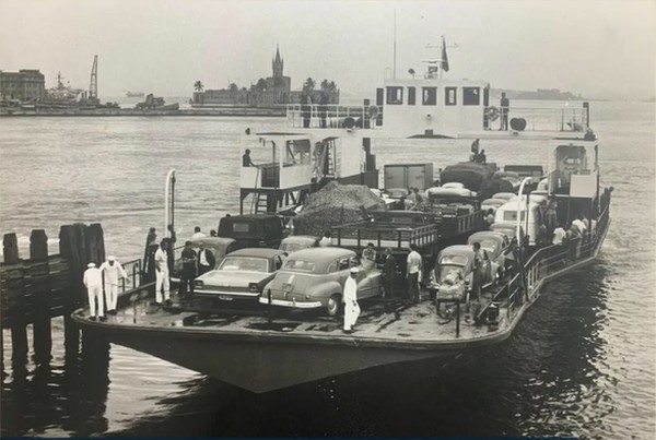 Imagens do acervo das barcas mostram Baía de Guanabara sem ponte entre Rio e Niterói — Foto: Reprodução/RJ2
