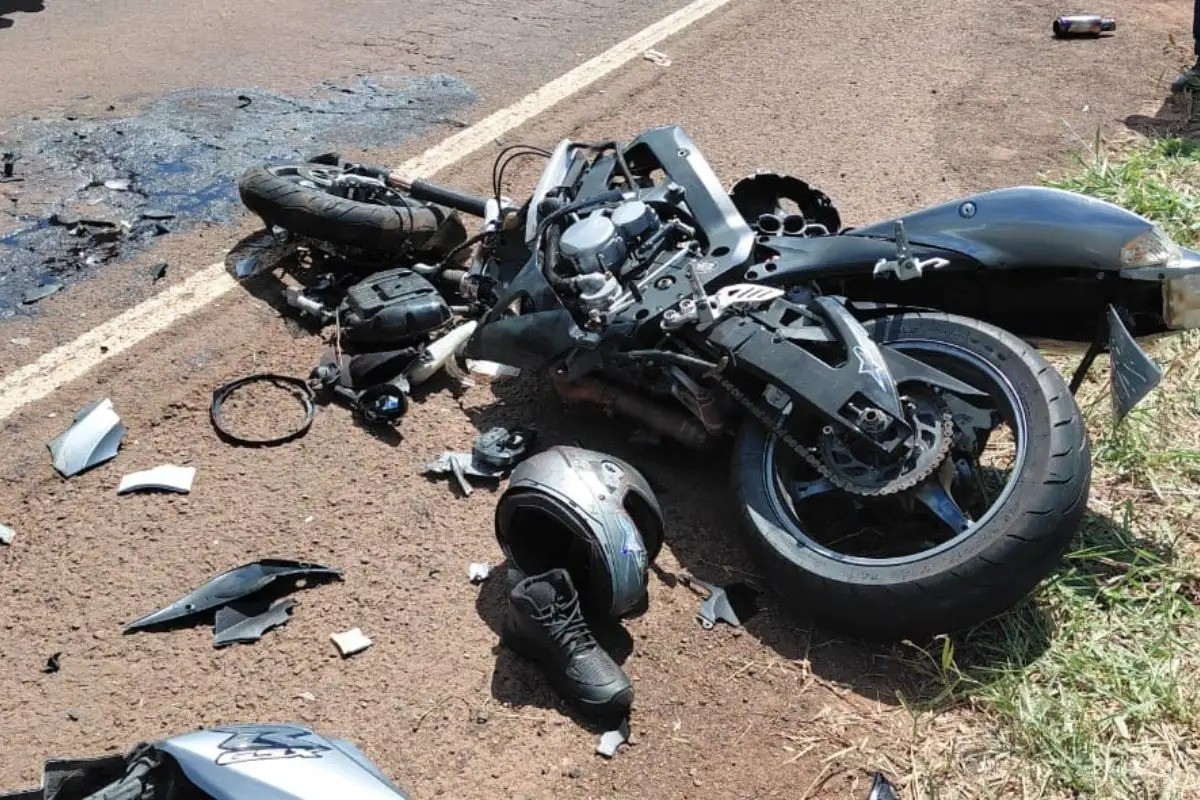 Motoqueiro morre após bater na traseira de caminhão em rodovia de MS