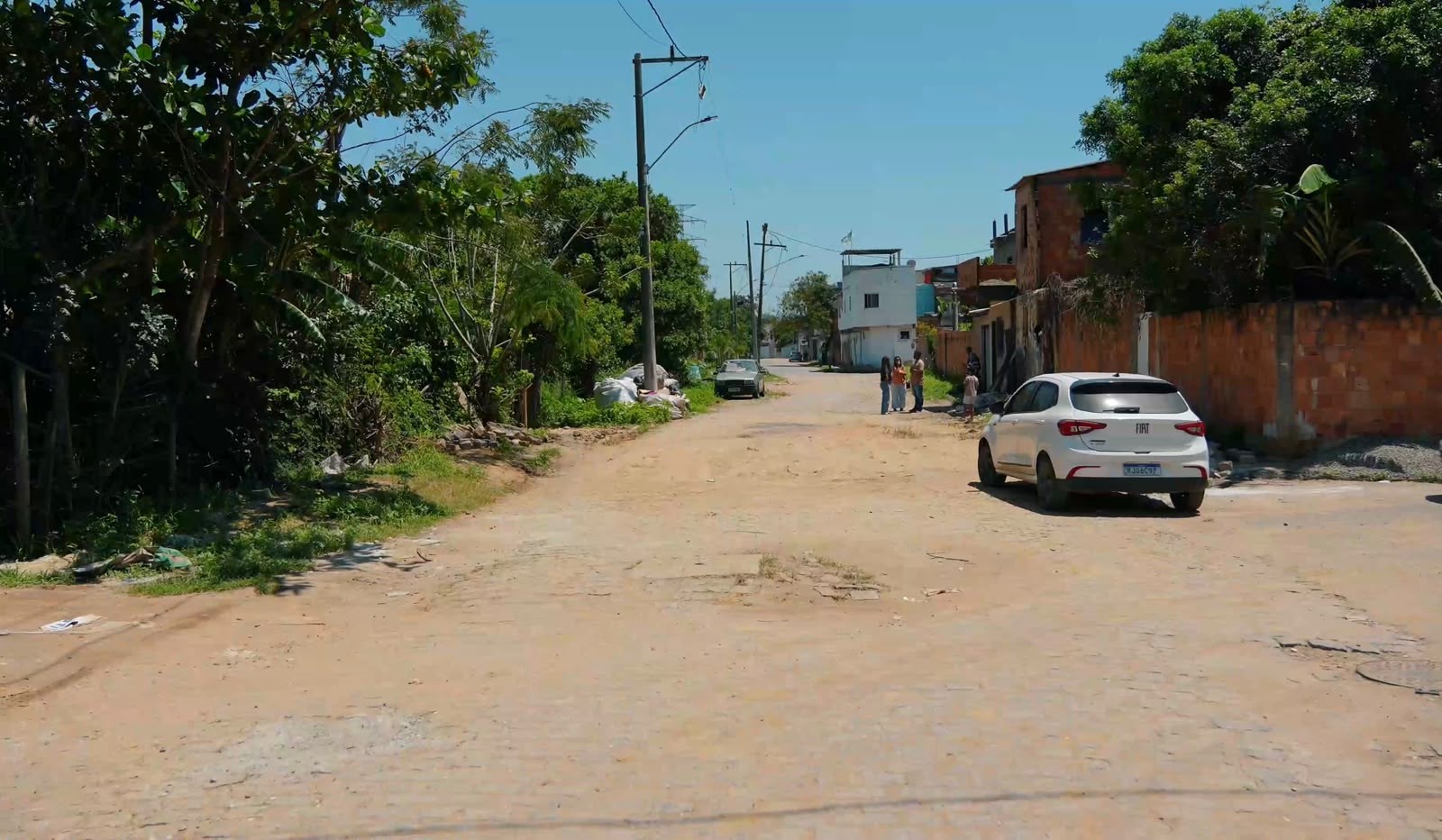 Prefeitura tapa buracos em rua de Campos após meses de reclamações, mas obra definitiva de drenagem segue sem prazo