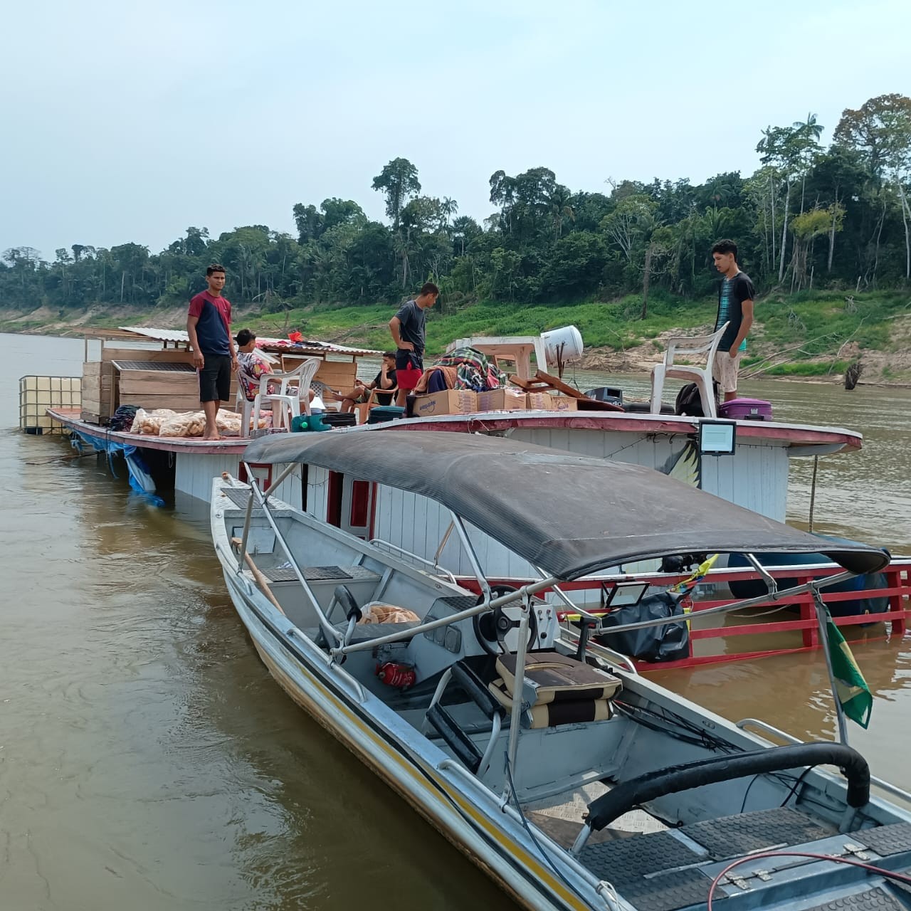 Embarcação afunda ao colidir com tronco submerso em rio no Amazonas; VÍDEO