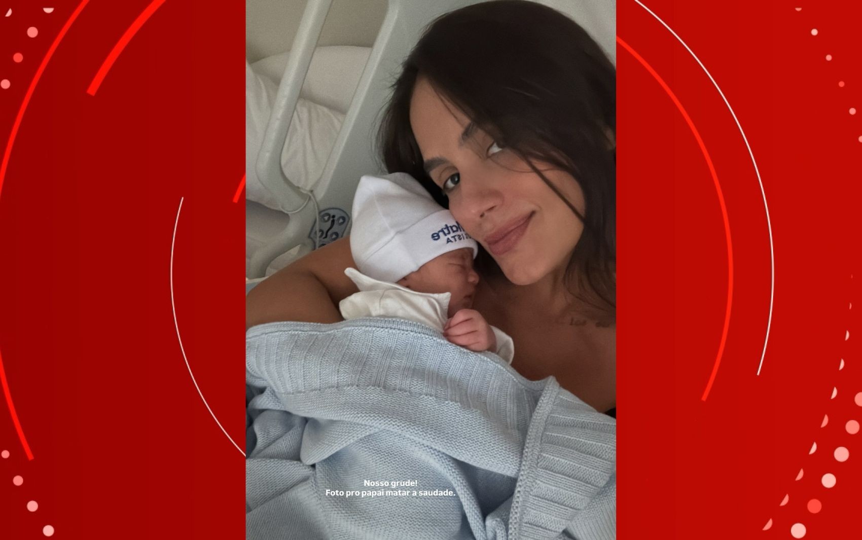 Carol Peixinho posa ao lado do primeiro filho em foto enviada a Thiaguinho