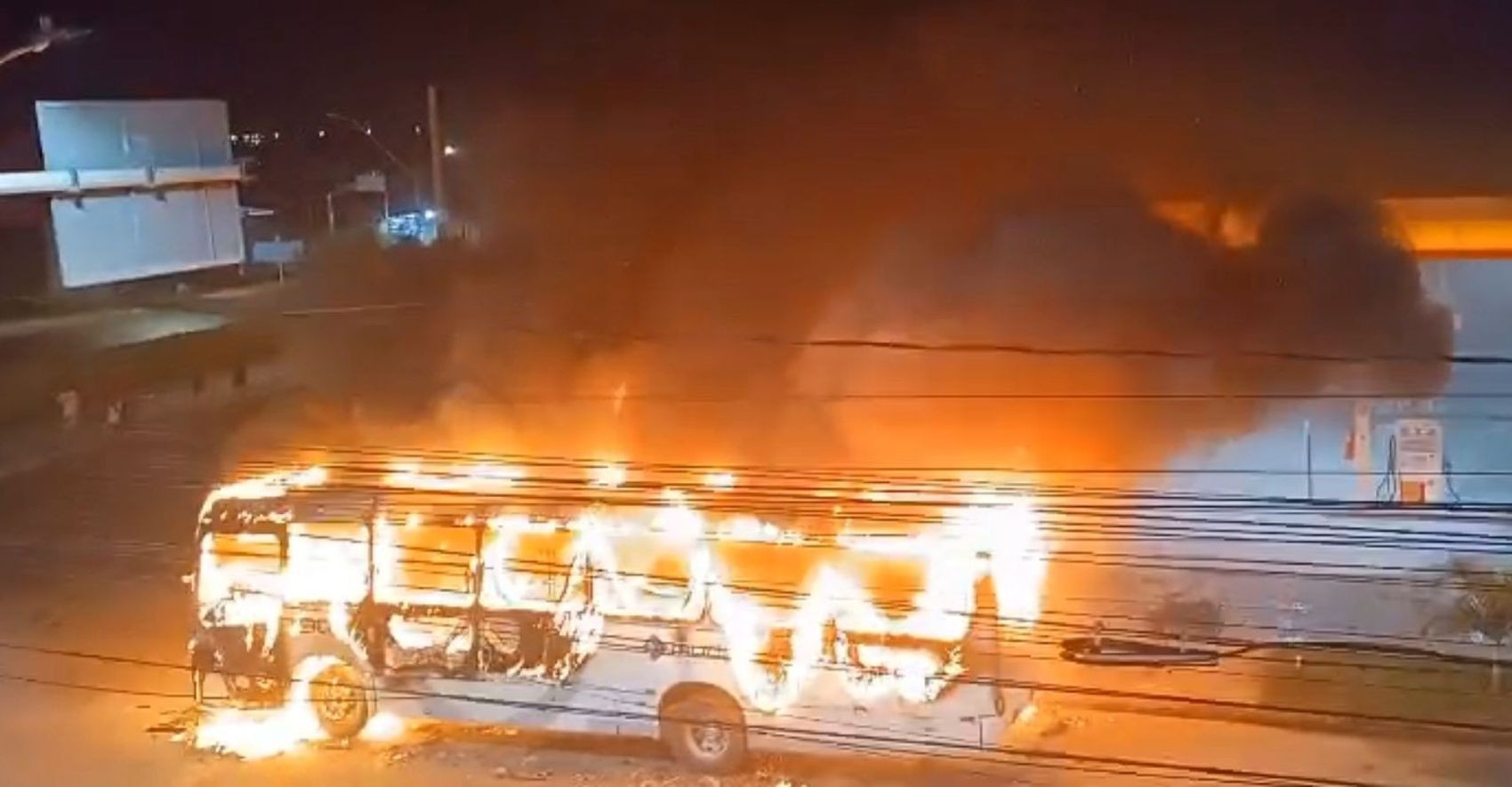 Ônibus coletivo pega fogo na Zona Norte de Aracaju