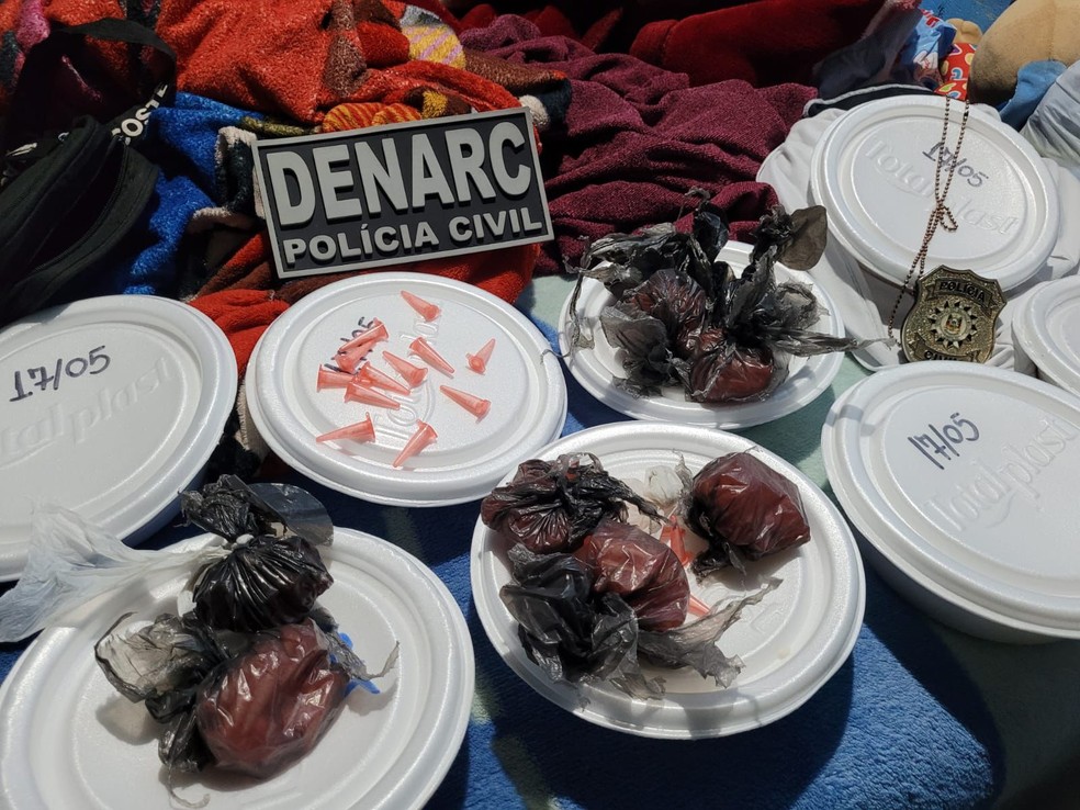 Polícia encontra marmitas destinadas a desabrigados pela cheia com pai e filho presos por tráfico de drogas em Porto Alegre — Foto: Polícia Civil/Divulgação