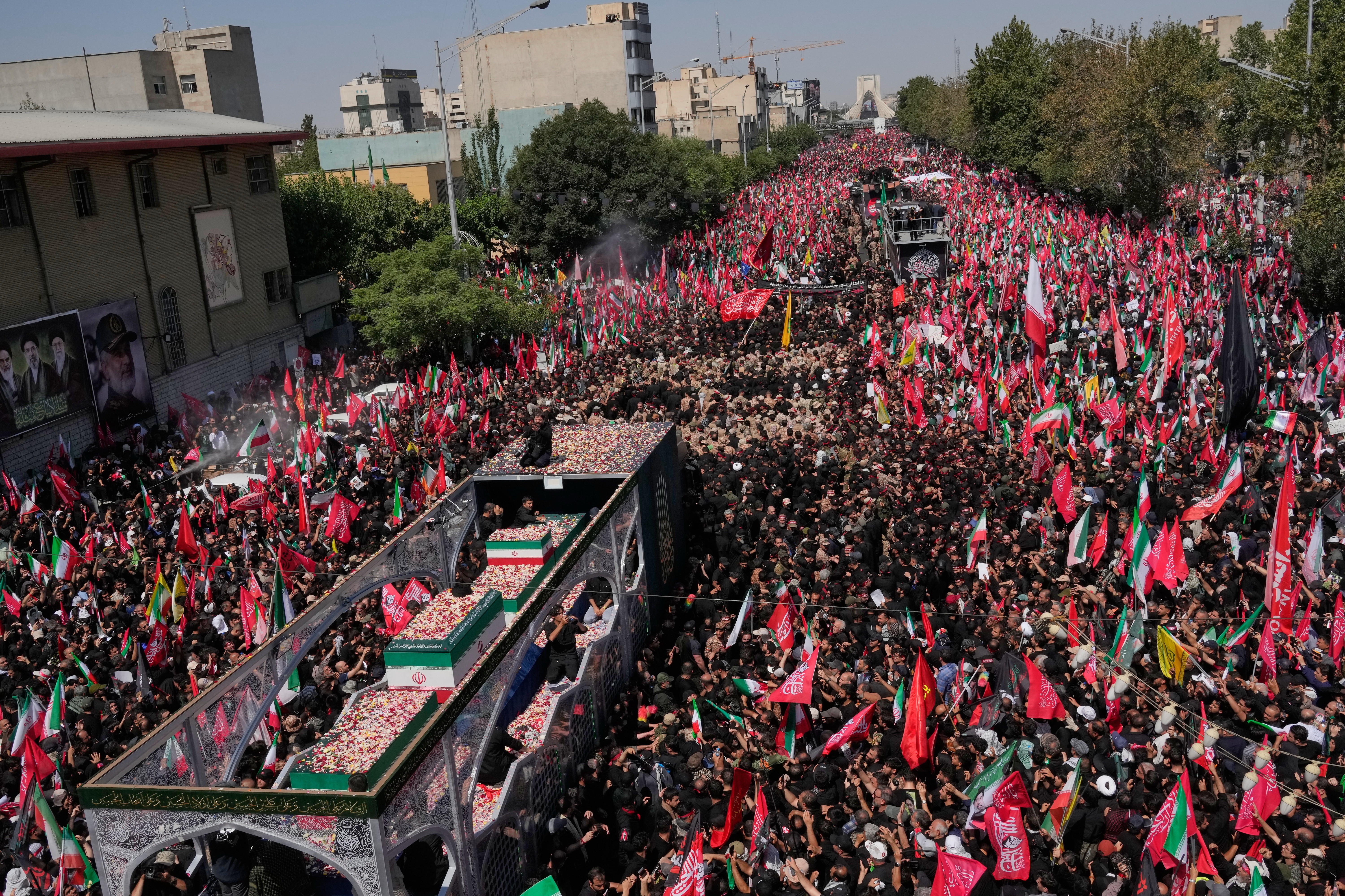 Funeral de Khamenei chega ao quarto dia e mobiliza multidões; veja fotos 