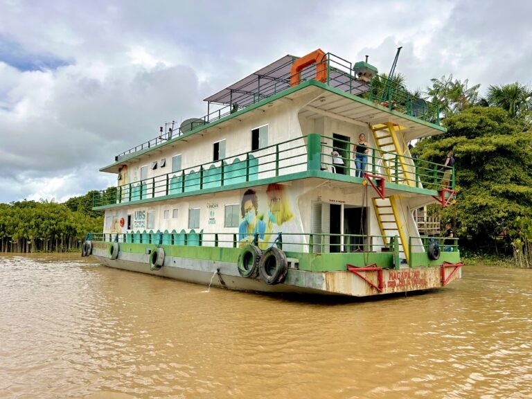 UBS fluvial leva atendimentos médicos a comunidades ribeirinhas de Macapá