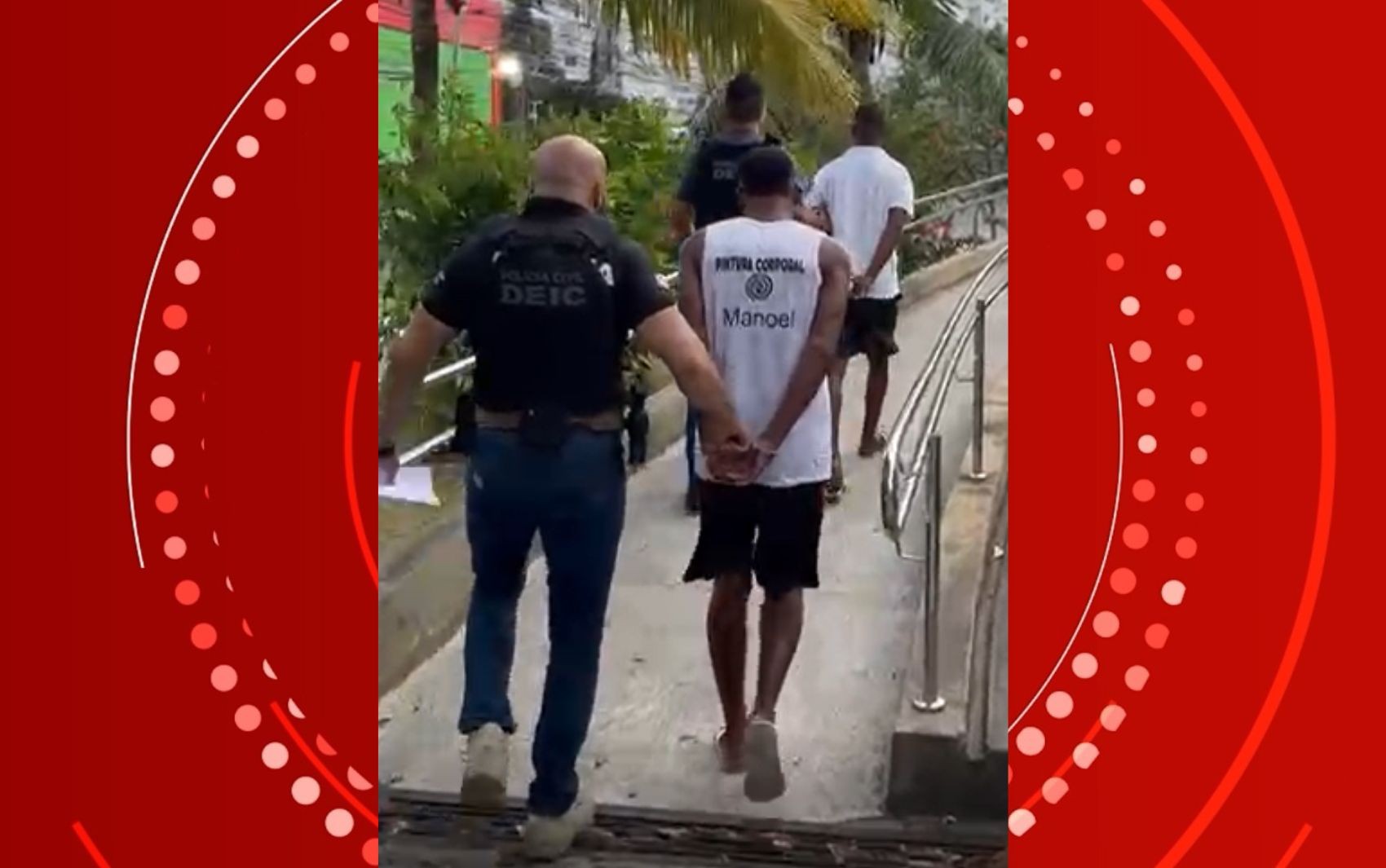 Dupla é presa suspeita de coagir turistas a pagar valores abusivos por pintura corporal no Farol da Barra