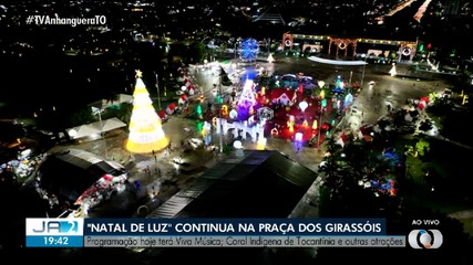 Artistas se apresentam durante a programação de natal na Praça dos Girassóis; confira