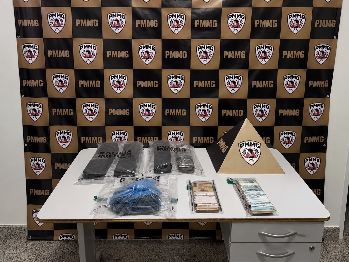 Adolescente de 15 anos é apreendida com 4,3 kg de maconha e R$ 3,9 mil em Mantena