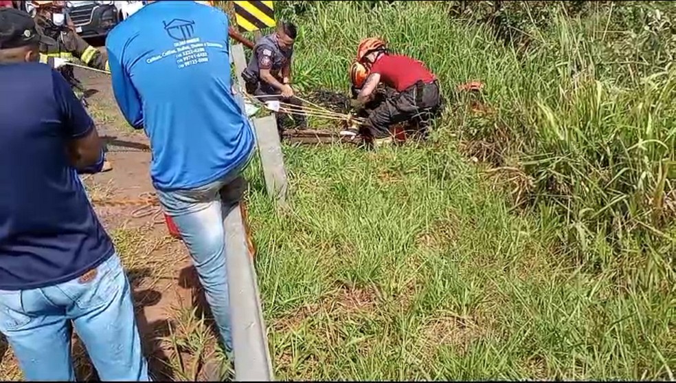 Van que transportava 11 pessoas cai em barranco na rodovia SP-272 — Foto: Adalberto Luis dos Santos e Ênio José do Carmo