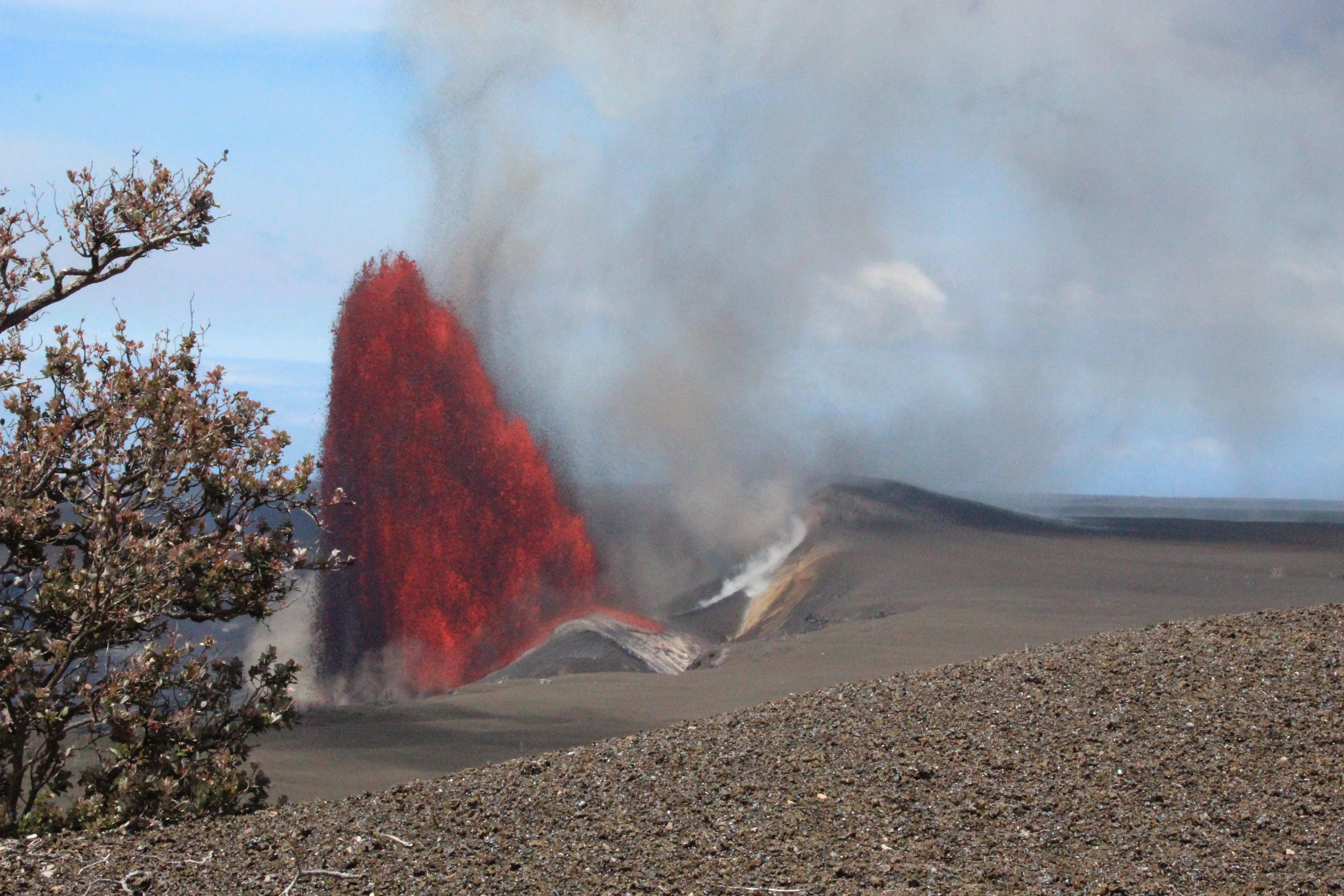Vídeo mostra fonte de lava de 300 metros em vulcão no Havaí