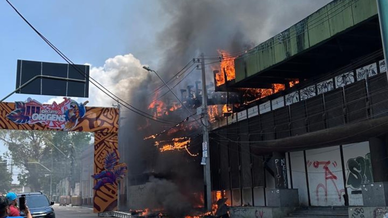 Incêndio é registrado no antigo Banco da Amazônia, no Centro de Manaus; VÍDEO