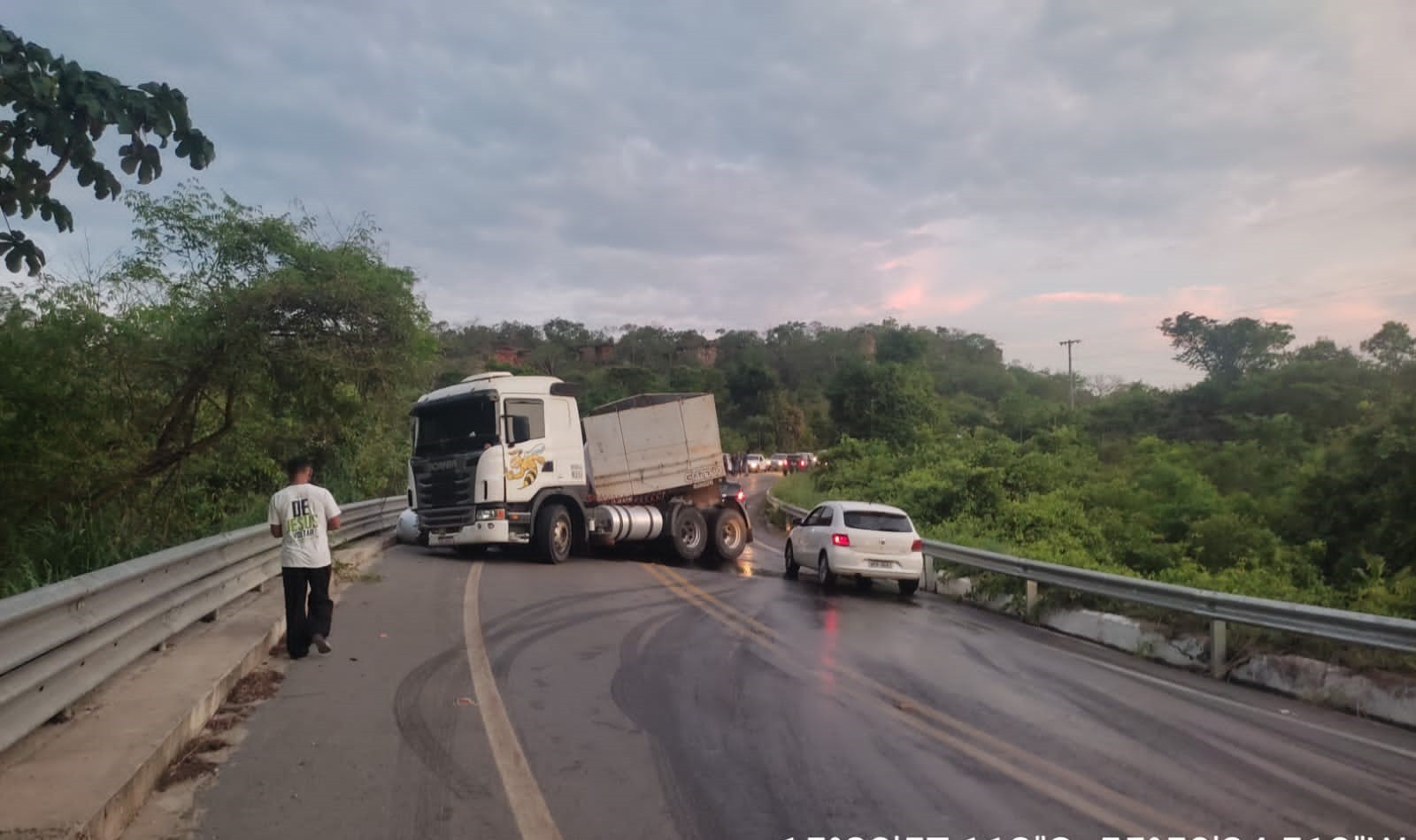 Caminhão tomba próximo ao Portão do Inferno e bloqueia estrada de Chapada dos Guimarães (MT) 
