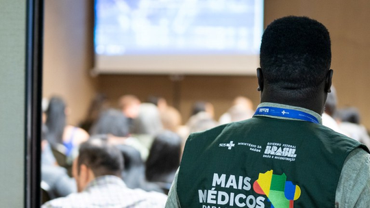 Presença de cubanos no Mais Médicos reduziu ao longo dos anos; formato atual prioriza profissionais brasileiros - Caribenhos chegaram a ocupar 11 mil vagas da iniciativa e, hoje, correspondem a apenas 10% dos mais de 26 mil médicos ativos. Congresso mudou legislação para impedir convênios estrangeiros e obrigar pagamento direto aos participantes.