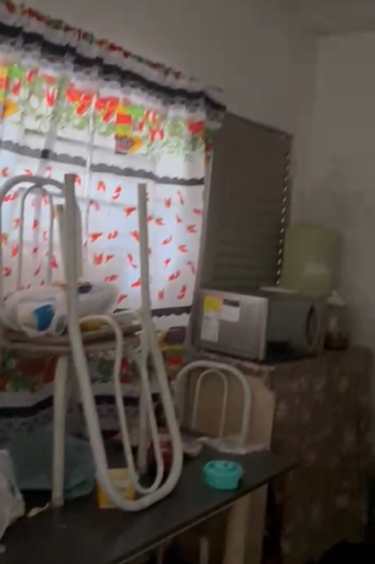 Mãe e filha são presas por deixar 10 crianças e adolescentes sozinhos em casa, em condições insalubres e com fome em MG