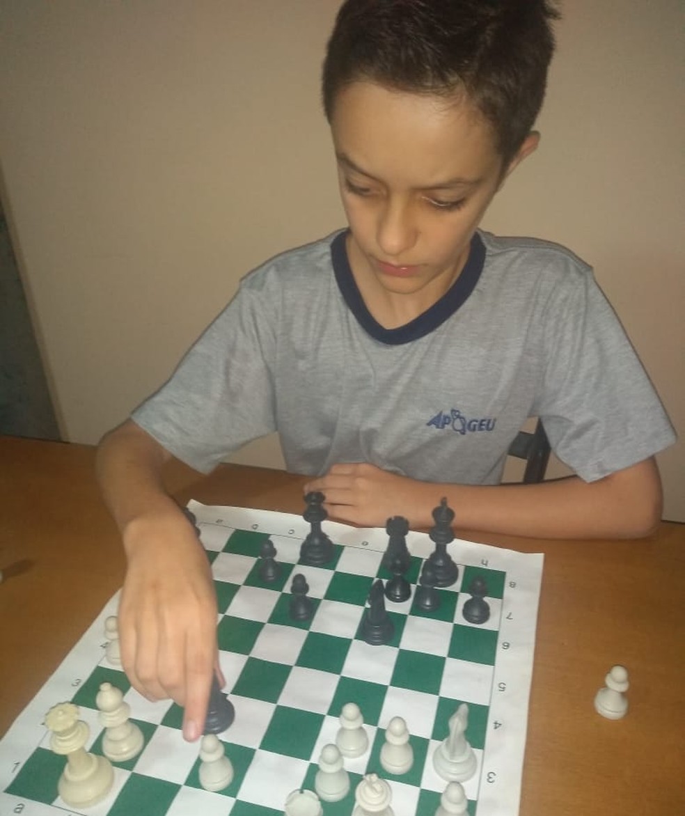 Escolas e empresas apostam no xadrez on-line como entretenimento