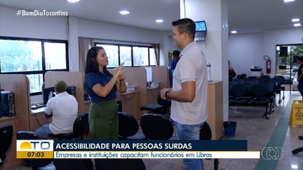 Empresas e instituições capacitam funcionários em Libras para atender pessoas surdas