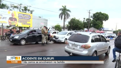 Acidente entre três carros e bicicleta deixa trânsito lento em Gurupi
