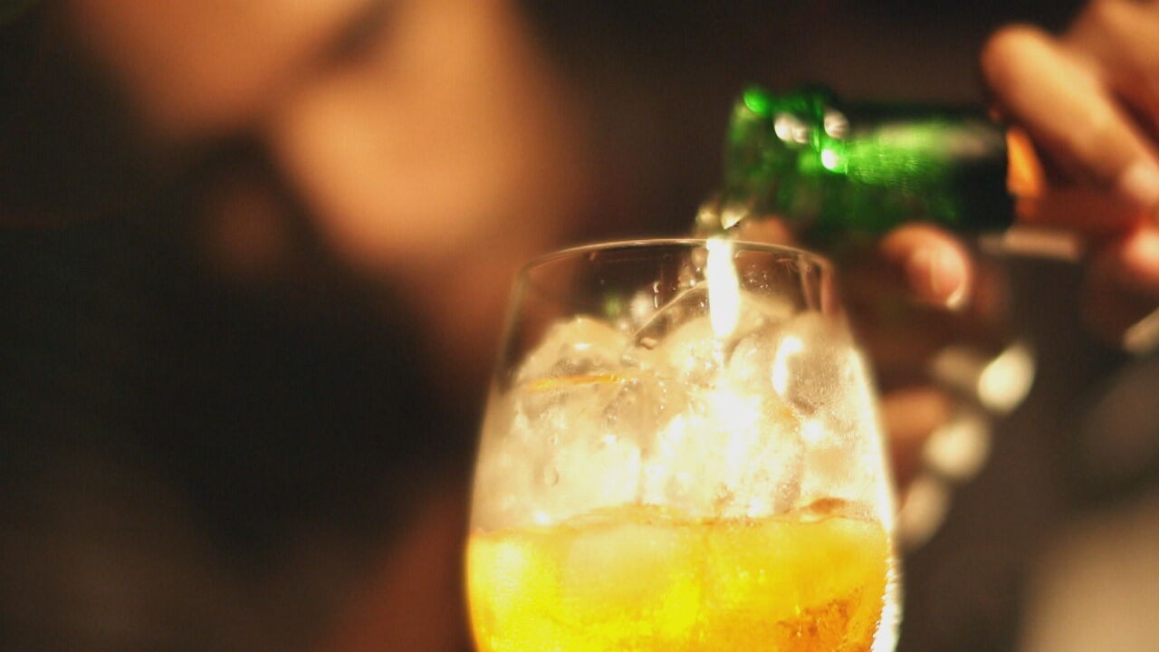 'Você fica a noite inteira em pé': consumo exagerado de energéticos aumenta no Brasil e especialistas alertam para riscos