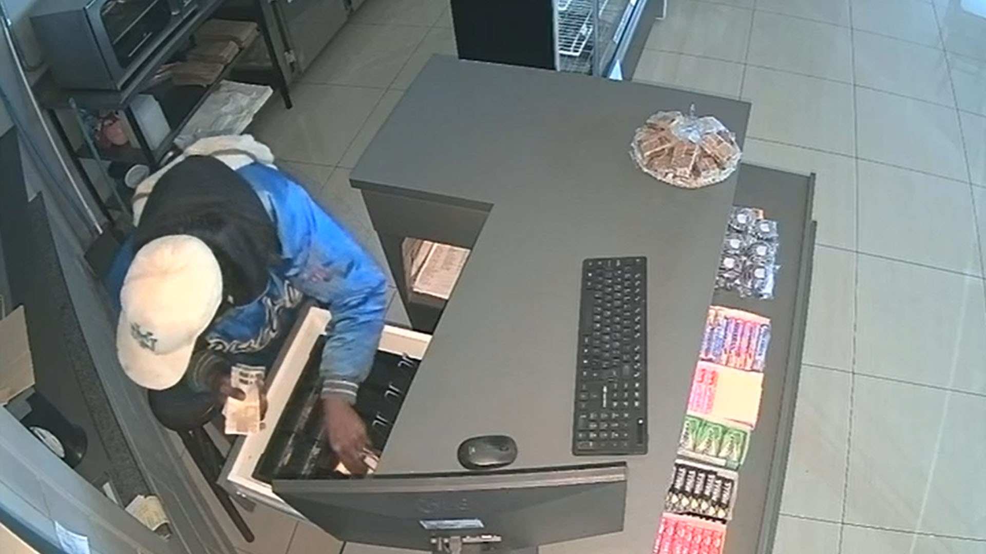 Homem invade loja de rede de salgados e leva dinheiro, celular, bebidas e cigarros em Itapetininga