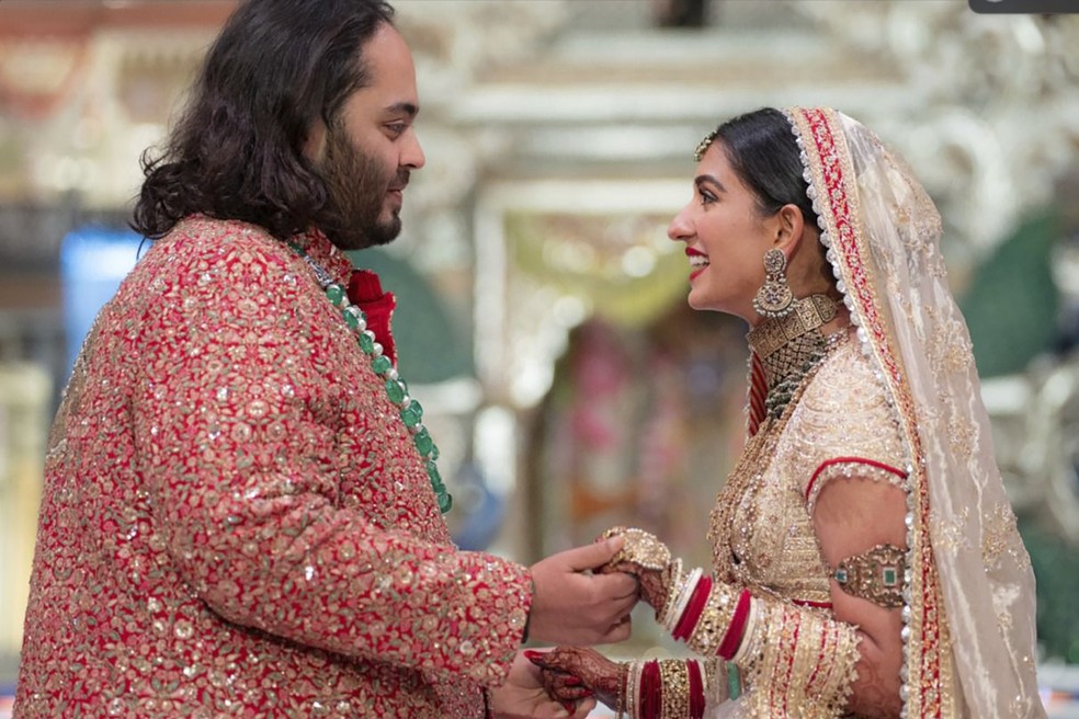 Filhos de magnatas indianos, Anant Ambani e Radhika Merchant, se casam com festa luxuosa — Foto: ASSOCIATED PRESS