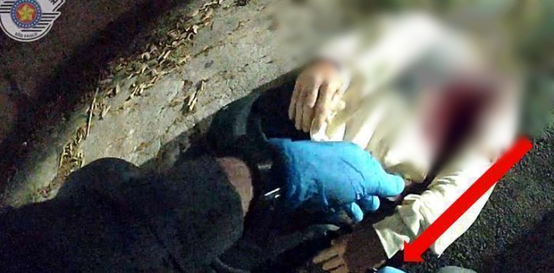 PMs são presos suspeitos de executar homem desarmado na Grande SP; câmera de segurança flagrou ação