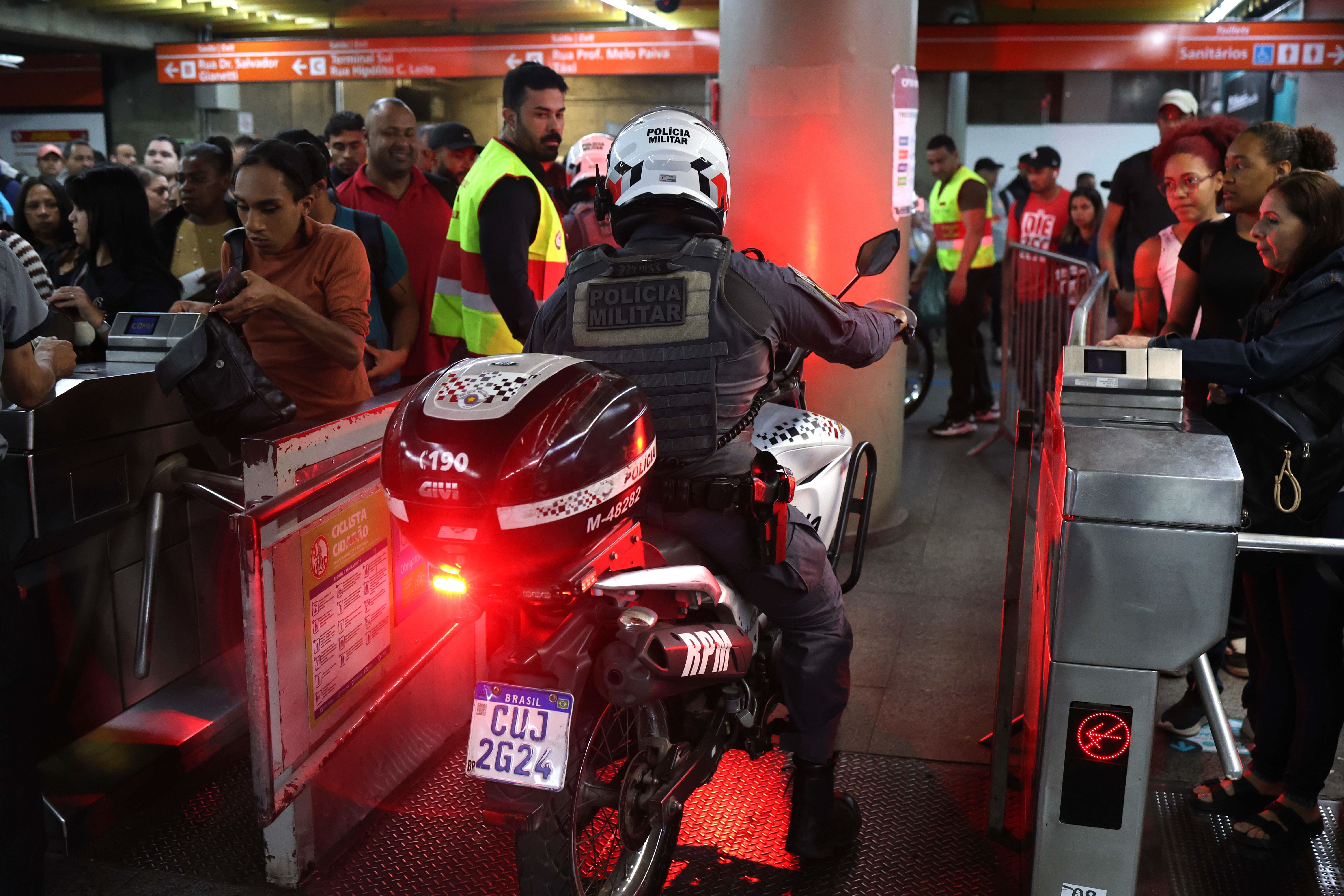 Fim da greve da CPTM termina com confusão, correria e passageiros pulando catracas na Linha 12-Safira