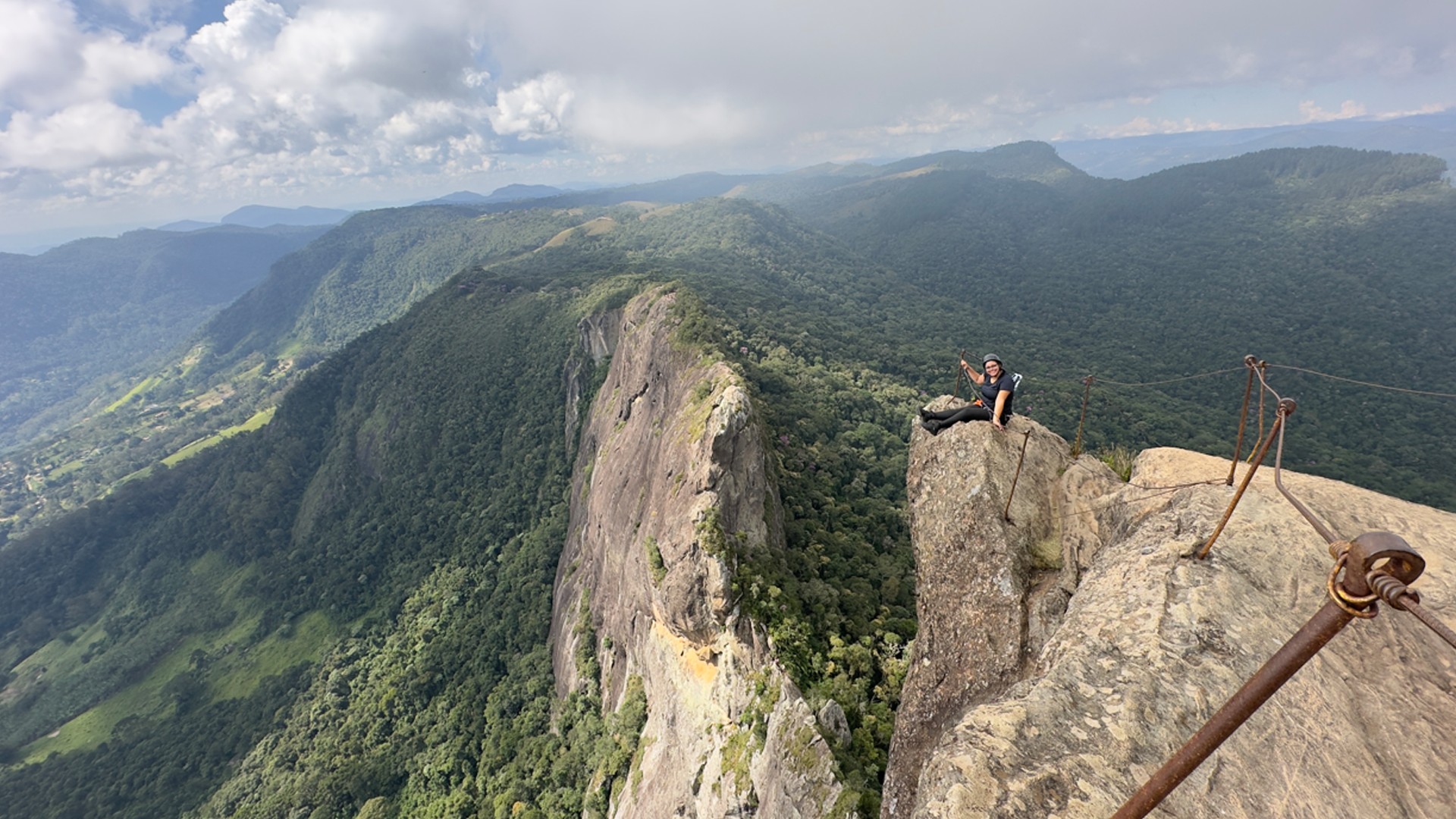 Casal encara subida de quase 2 km, 7 horas de trilha e superação física para chegar à Pedra do Baú: 'Renova as energias'