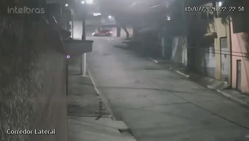 VÍDEO: vítima de assalto atropela suspeito de moto e é baleada no Capão Redondo, na Zona Sul de SP