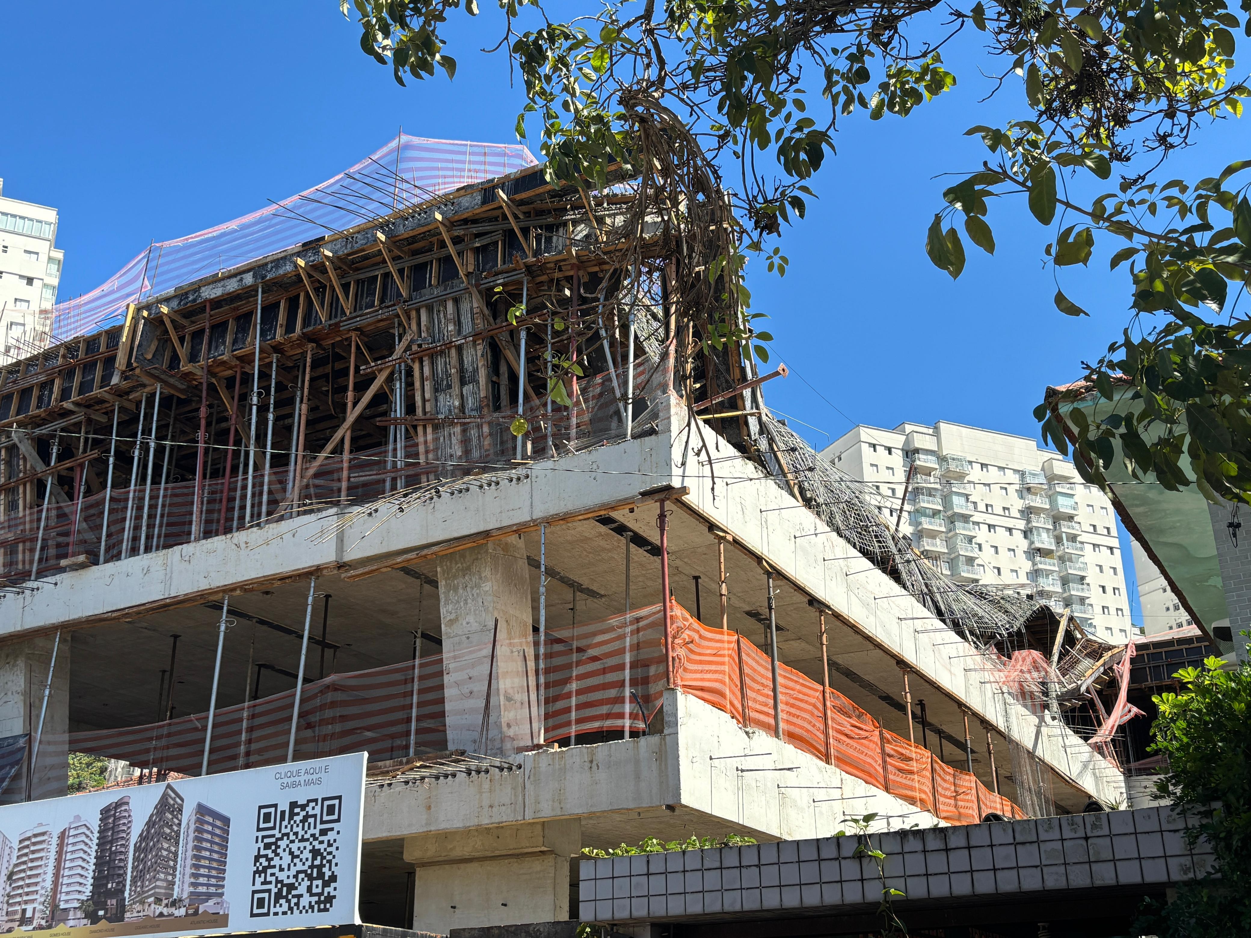 Laje de obra desaba e deixa dois trabalhadores feridos em Santos, SP