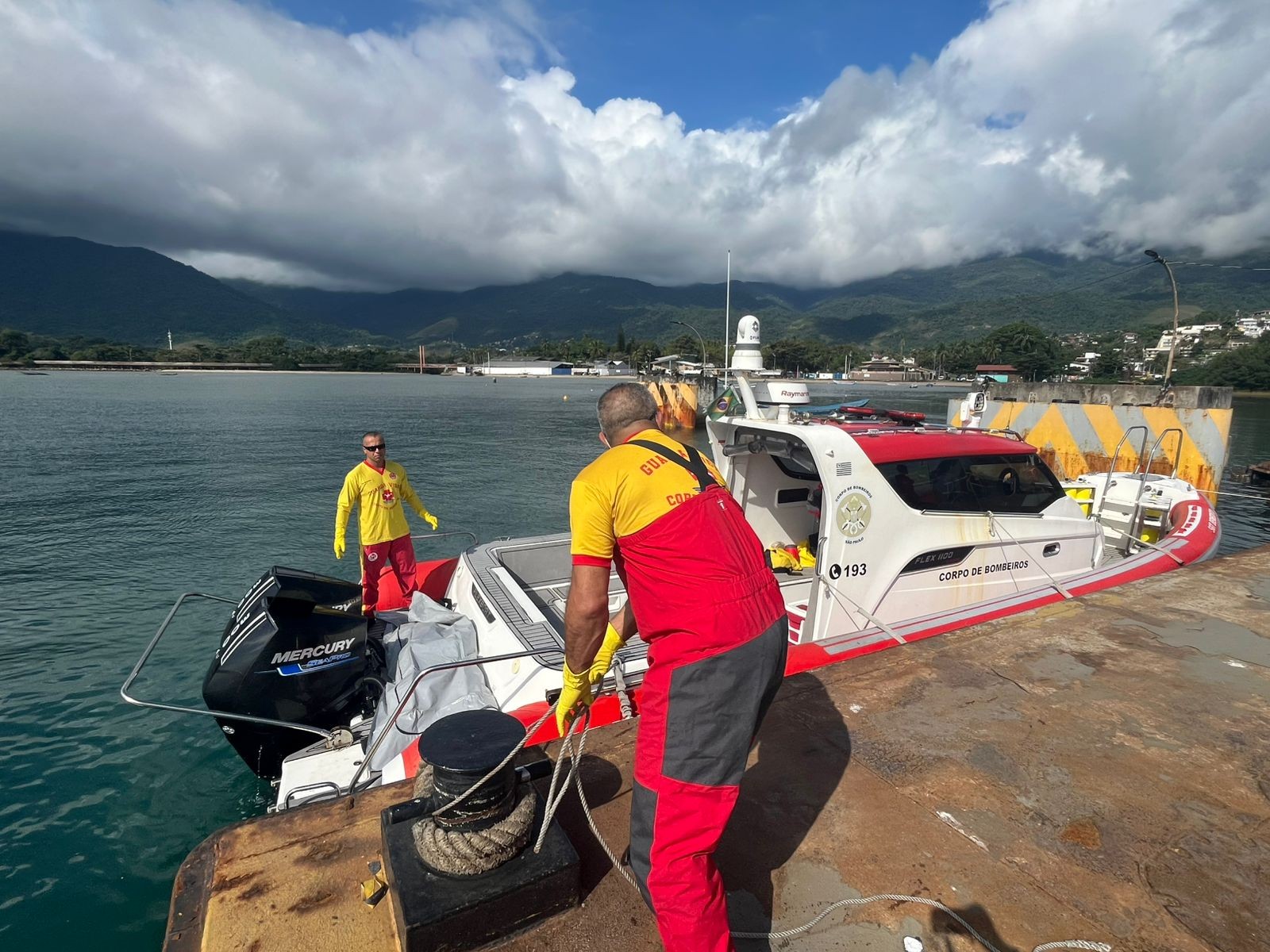 Corpo de homem é encontrado no mar durante operação de buscas por desaparecido em Ilhabela; vítima ainda não foi identificada